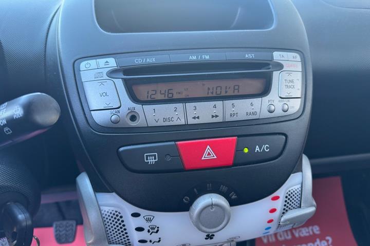 Rød Peugeot 107 fra 2013