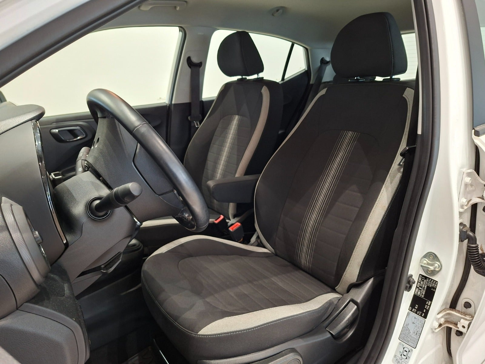 Hvid Hyundai i10 fra 2021