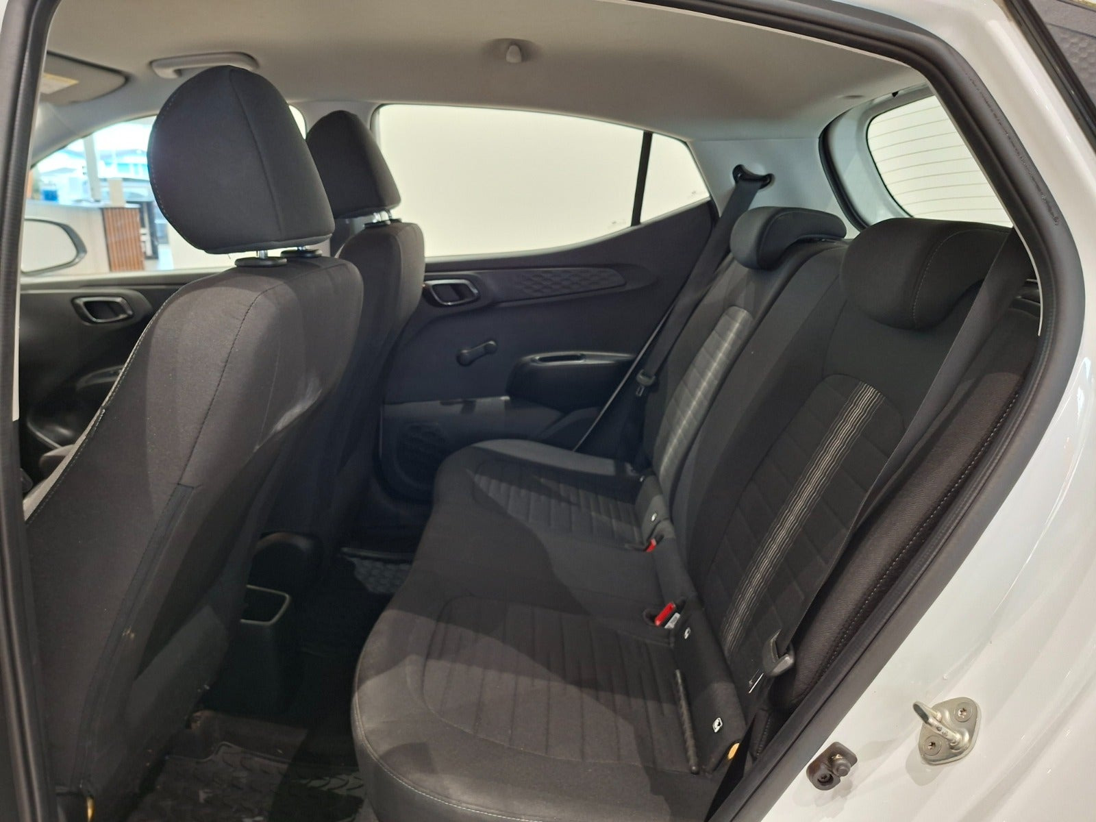 Hvid Hyundai i10 fra 2021