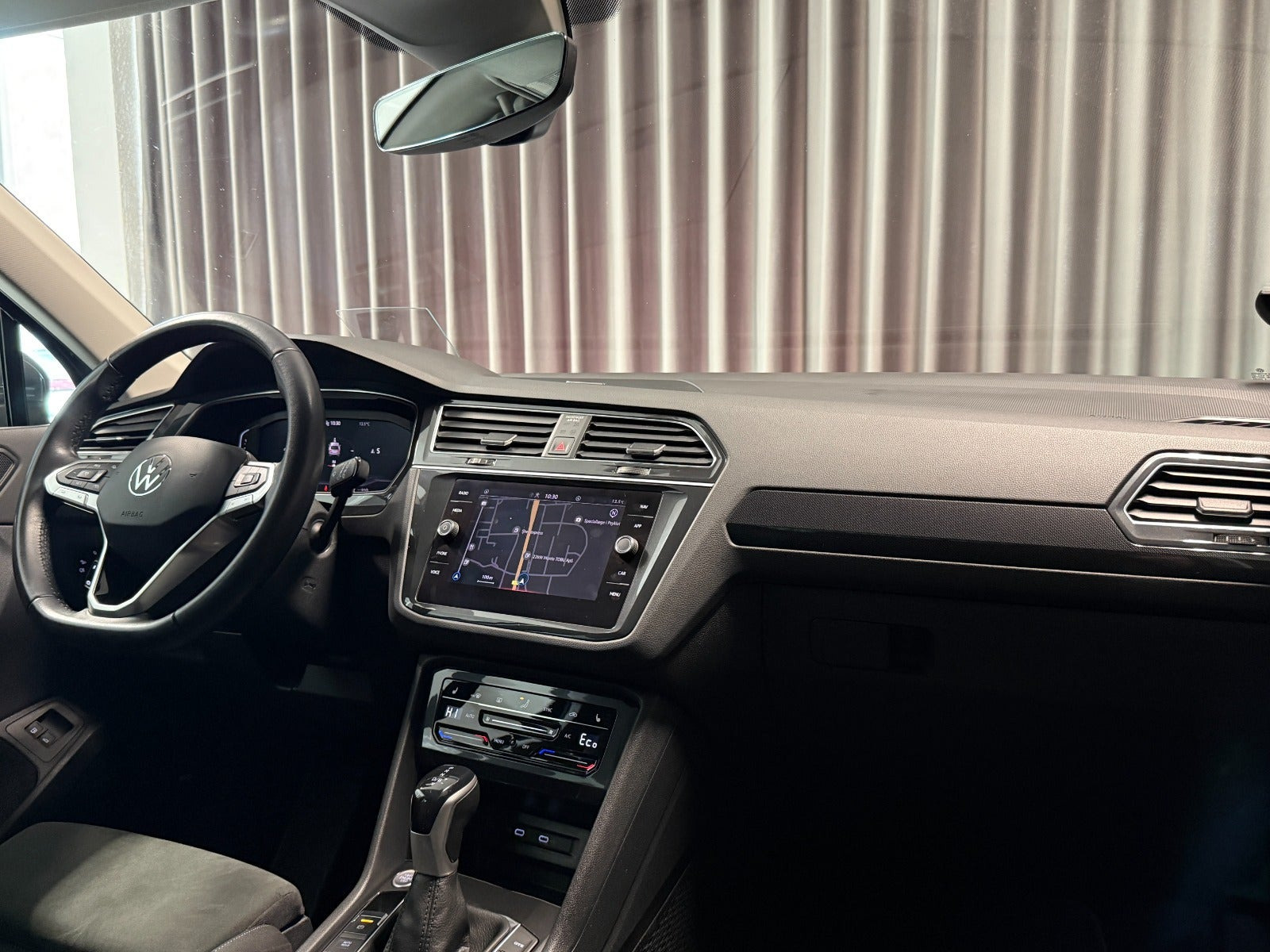 Grå VW Tiguan fra 2021