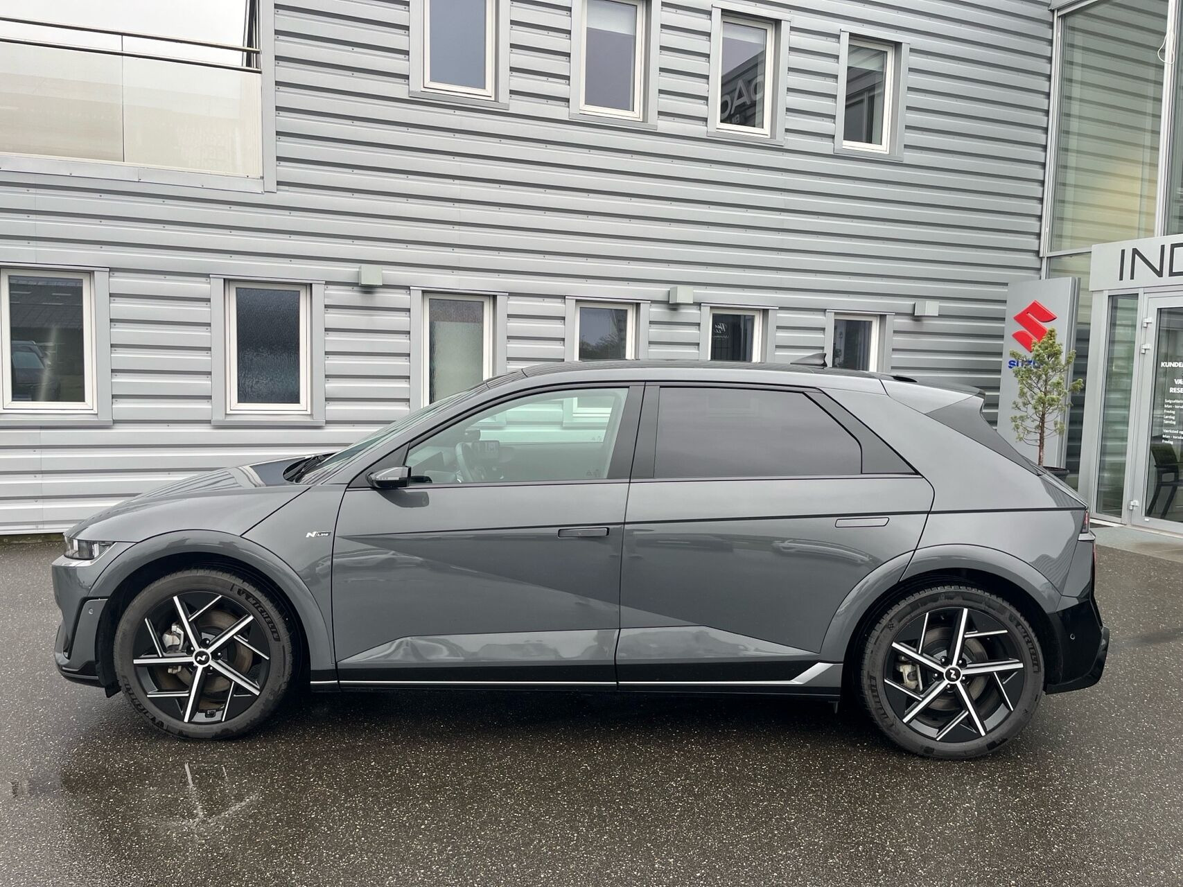 Grå Hyundai Ioniq 5 fra 2025