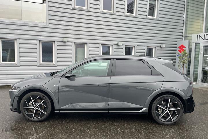 Grå Hyundai Ioniq 5 fra 2025