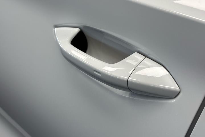 Hvid Skoda Enyaq fra 2025