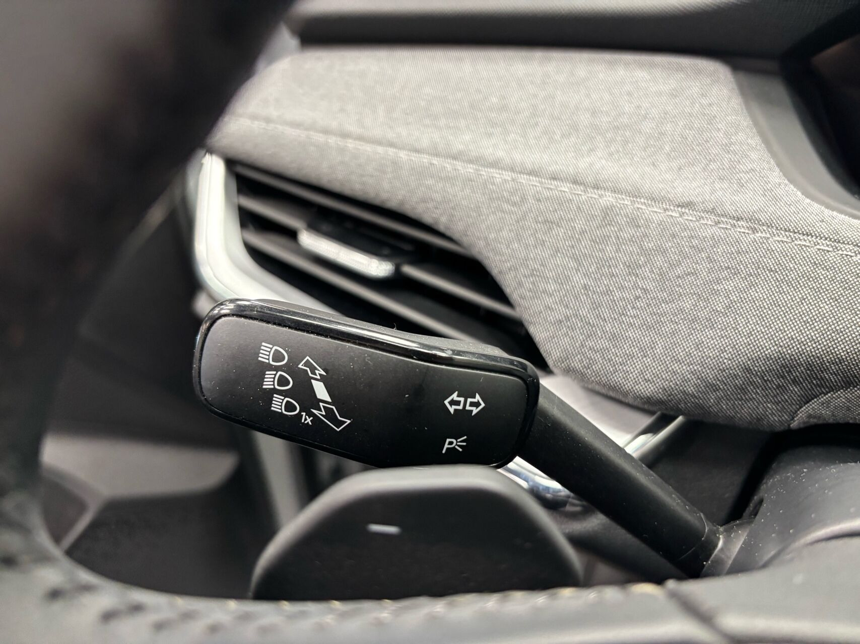 Hvid Skoda Enyaq fra 2025