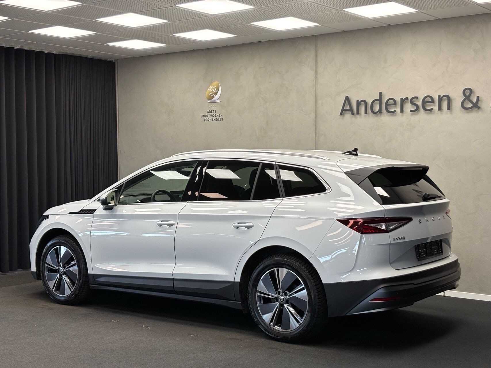 Hvid Skoda Enyaq fra 2025