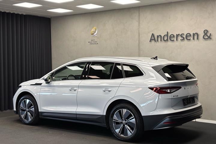 Hvid Skoda Enyaq fra 2025