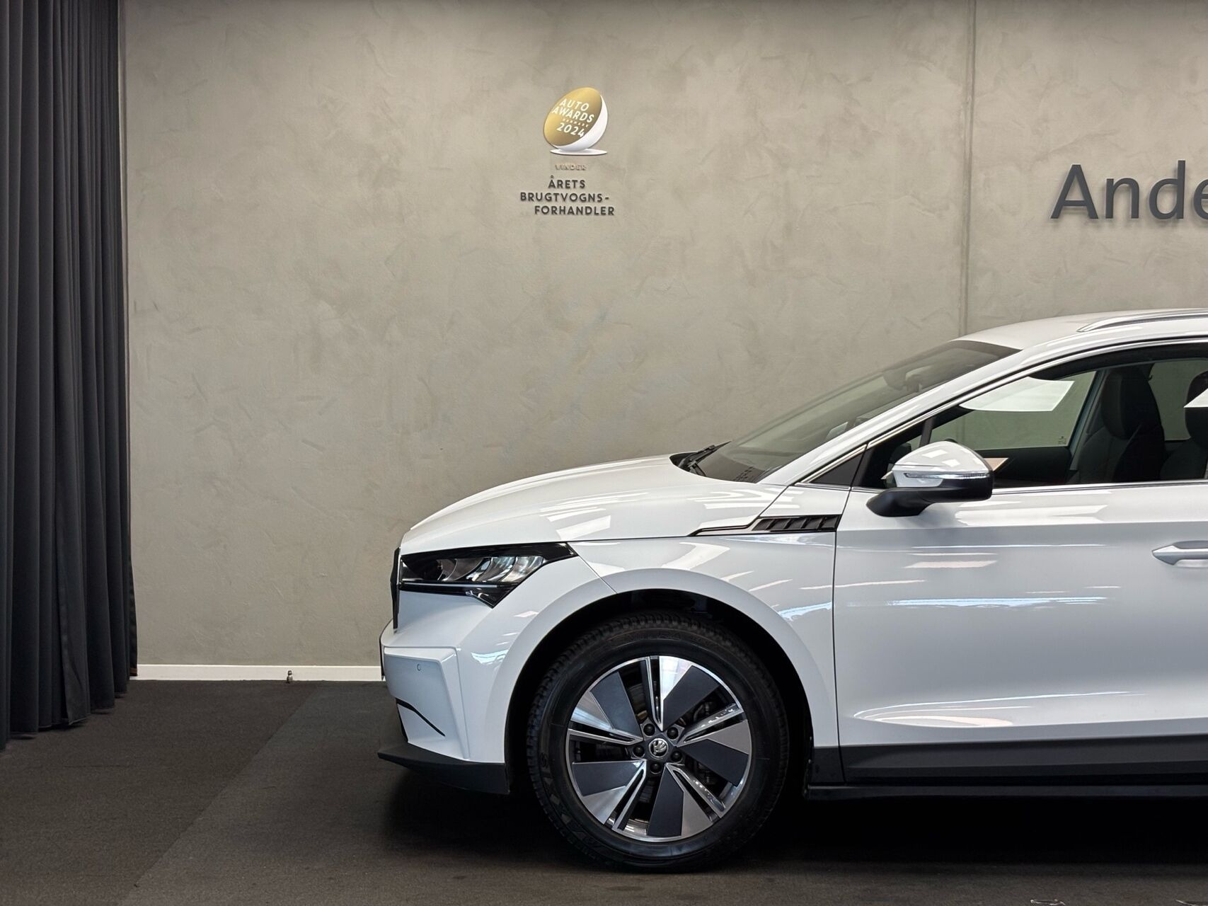 Hvid Skoda Enyaq fra 2025