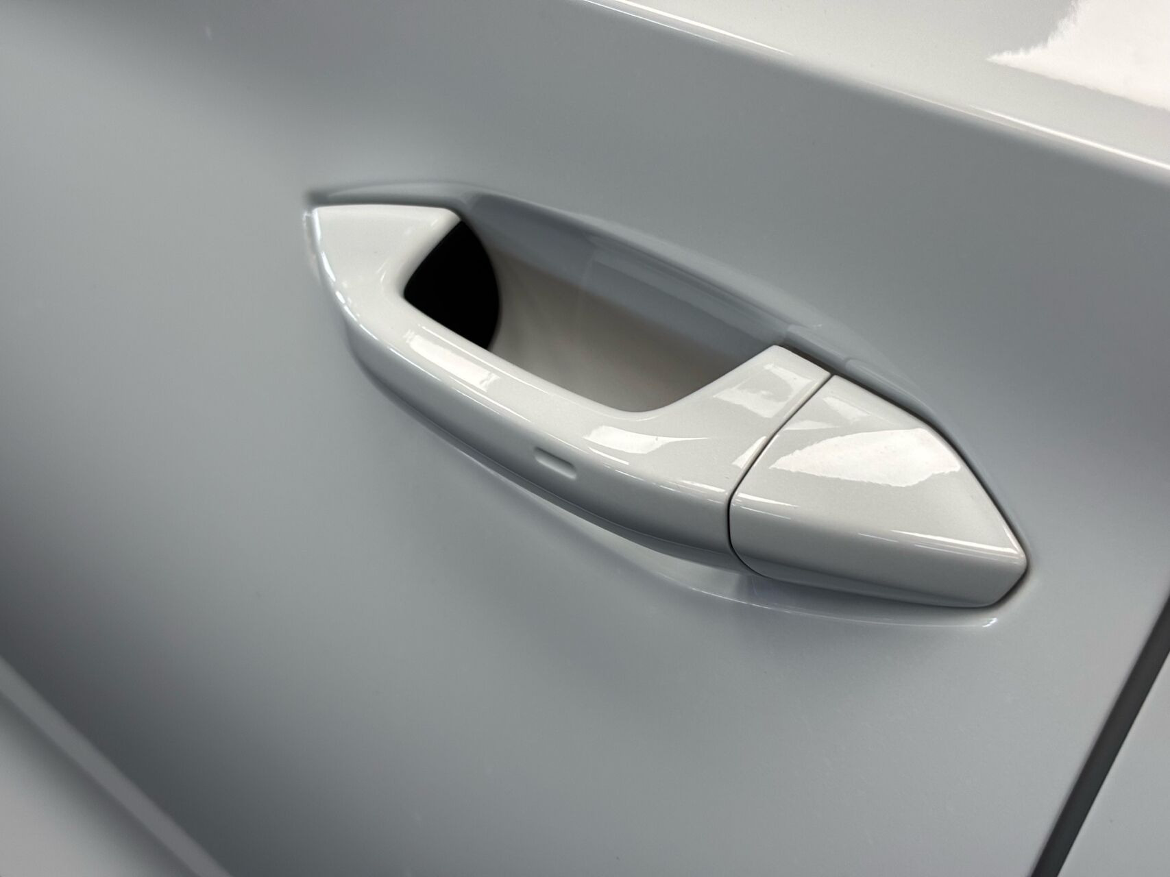 Hvid Skoda Enyaq fra 2025