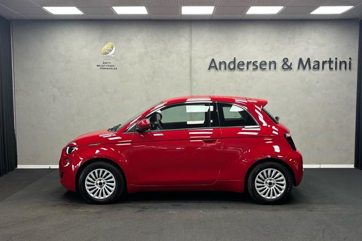 Rød Fiat 500e fra 2023