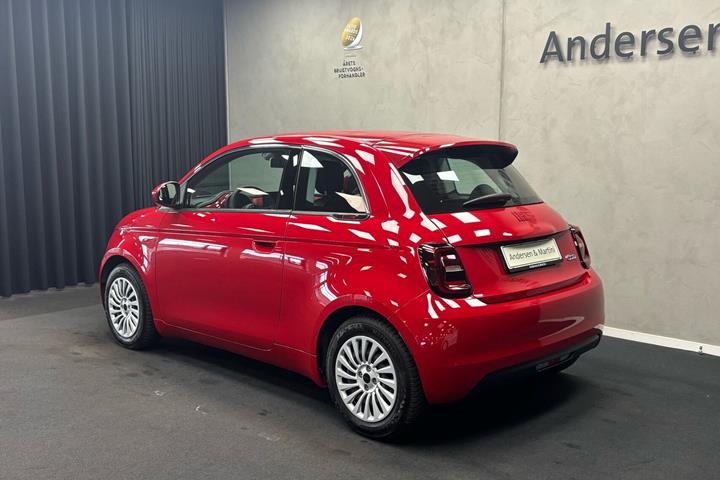 Rød Fiat 500e fra 2023