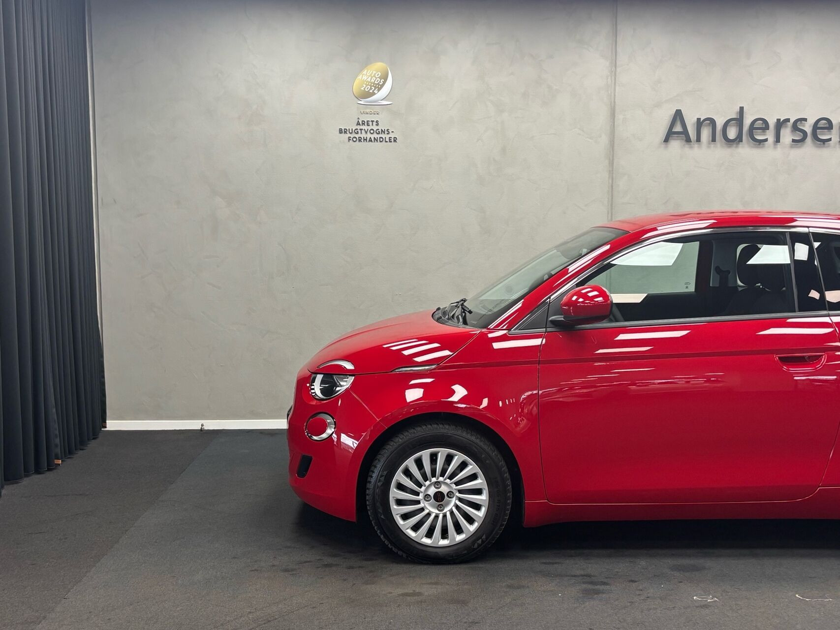 Rød Fiat 500e fra 2023