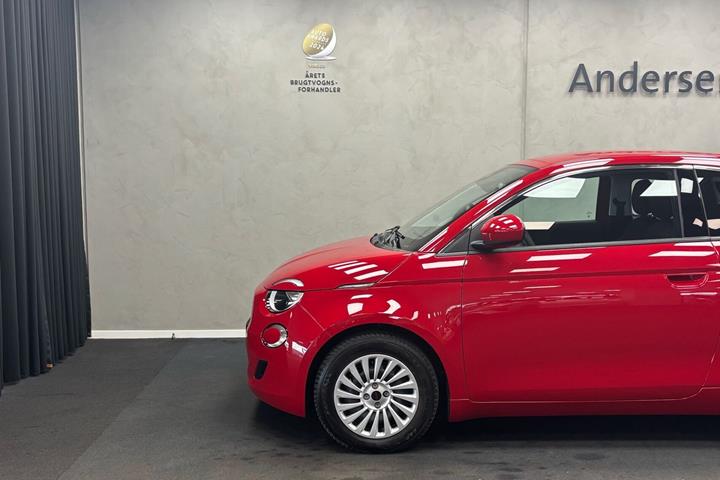 Rød Fiat 500e fra 2023