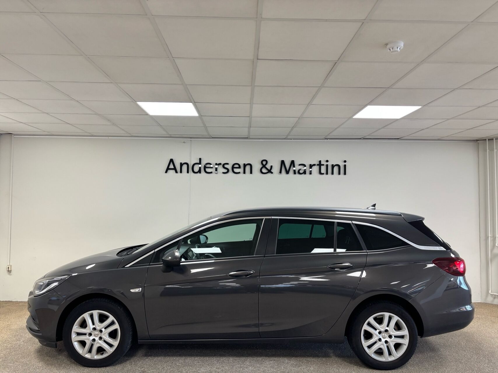 Grå Opel Astra fra 2016