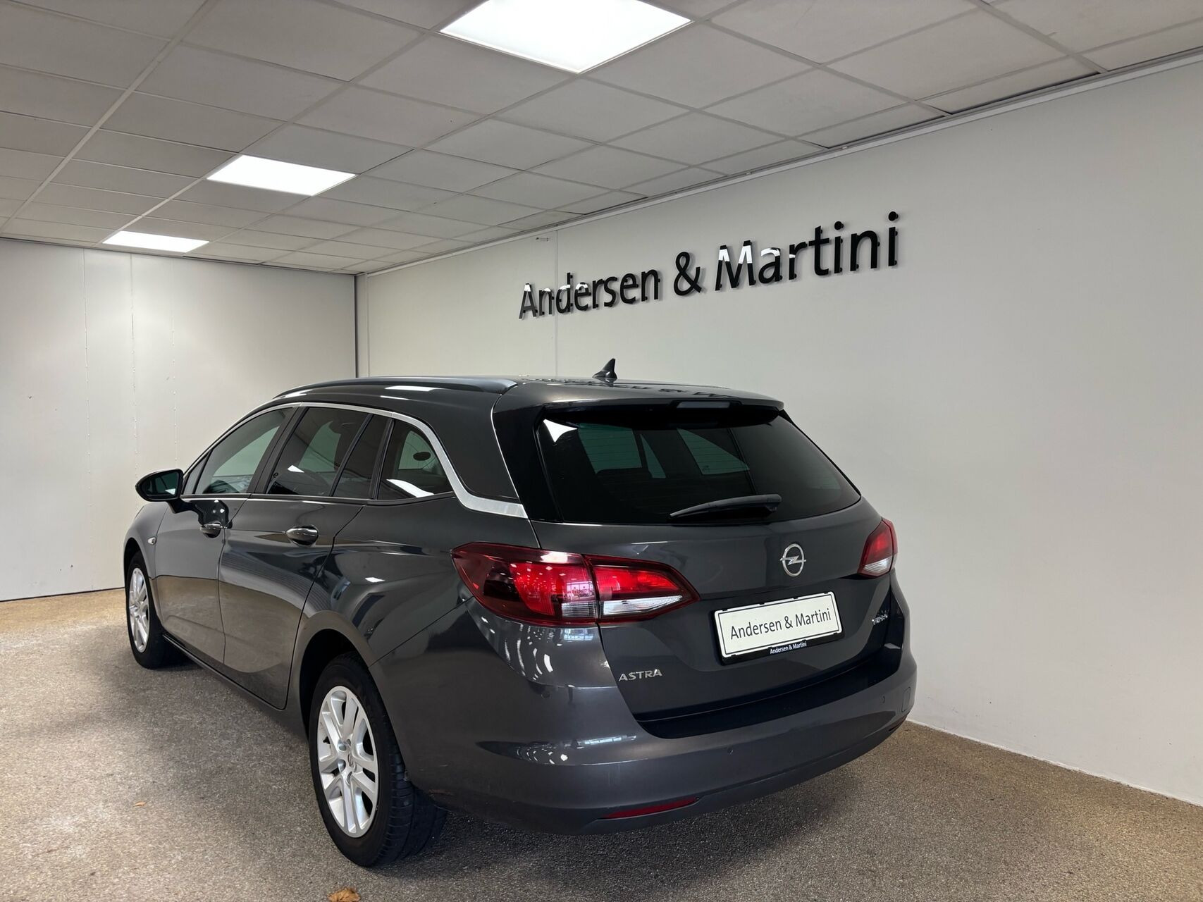 Grå Opel Astra fra 2016