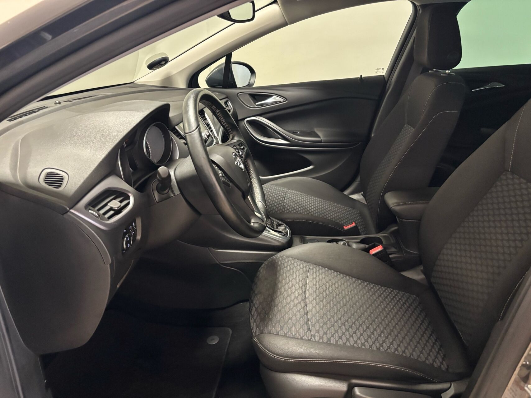 Grå Opel Astra fra 2016