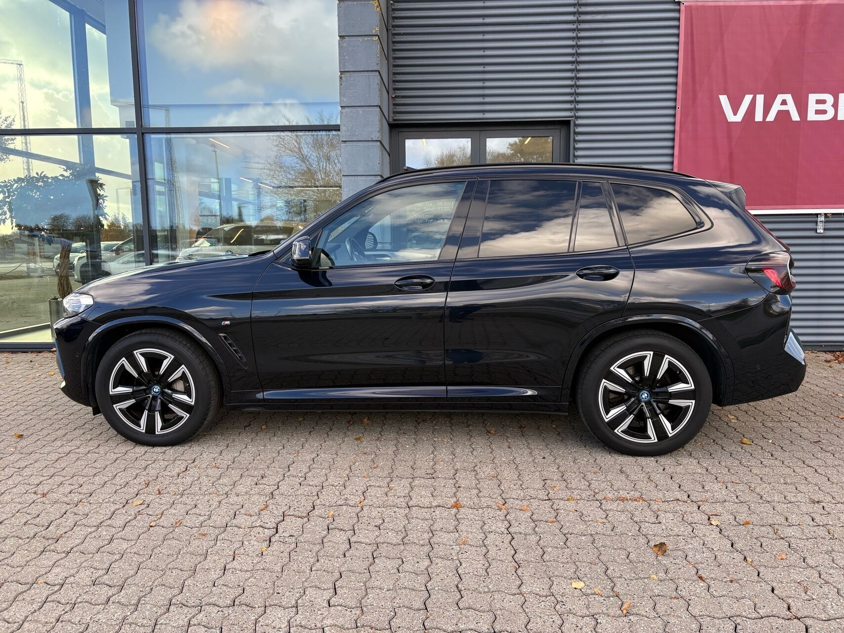 Blå BMW iX3 fra 2022