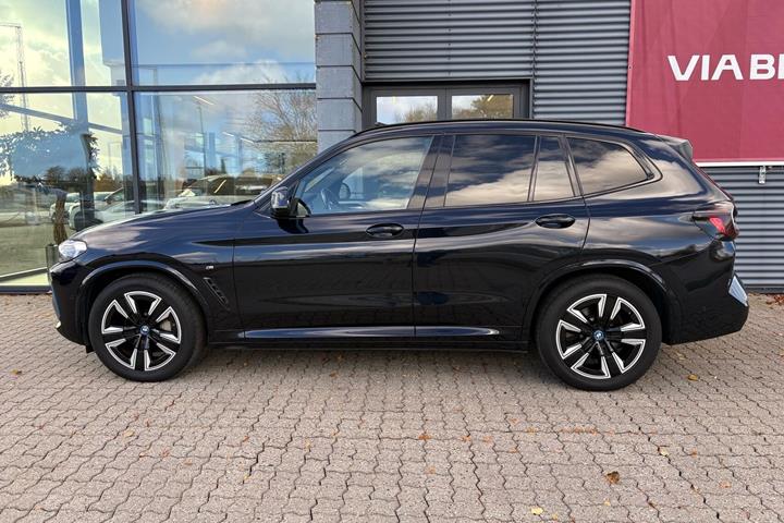 Blå BMW iX3 fra 2022