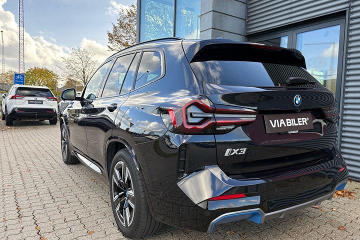Blå BMW iX3 fra 2022