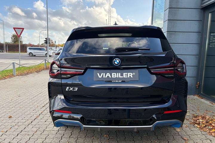 Blå BMW iX3 fra 2022