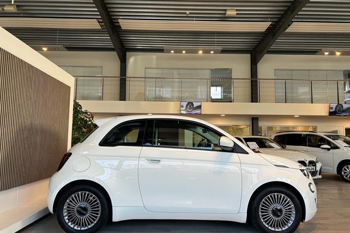 Hvid Fiat 500e fra 2024