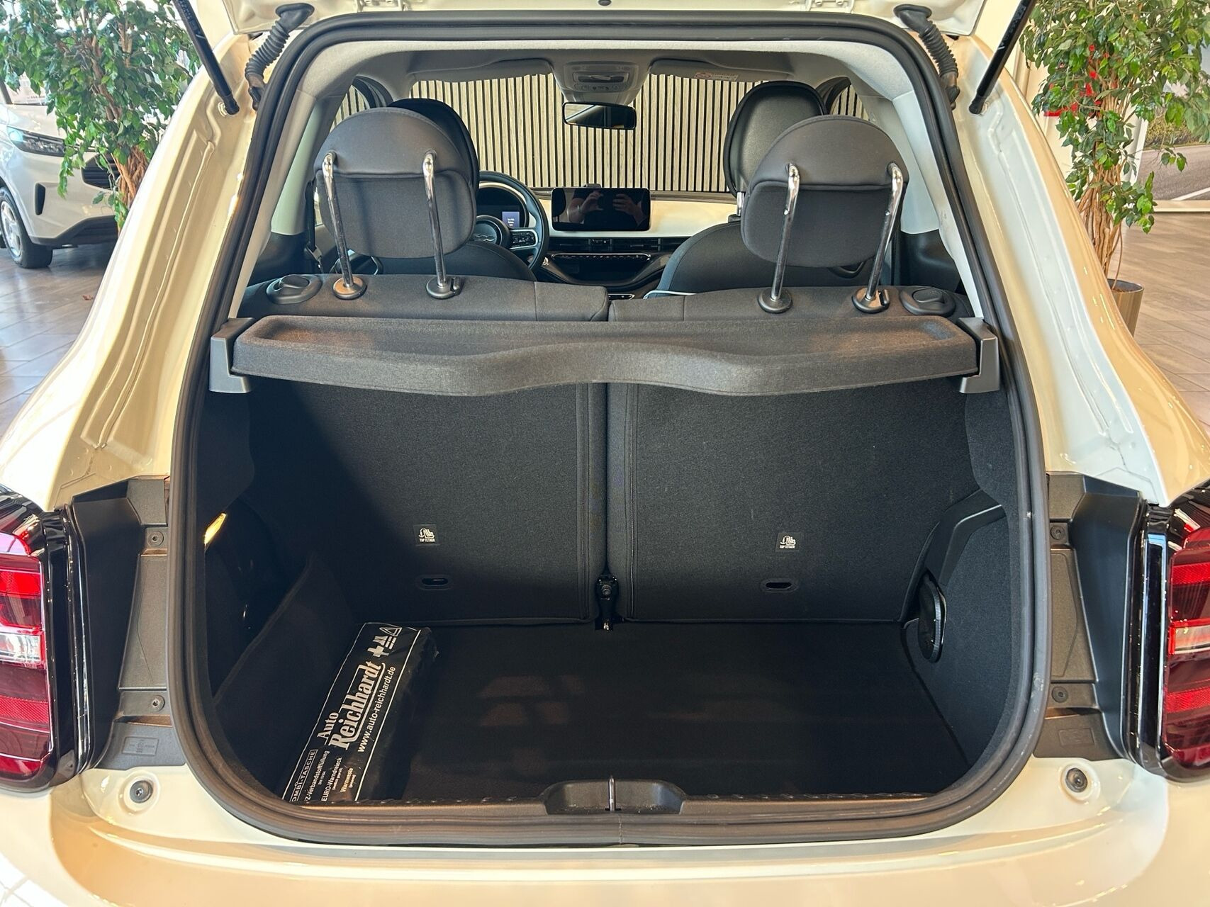 Hvid Fiat 500e fra 2024