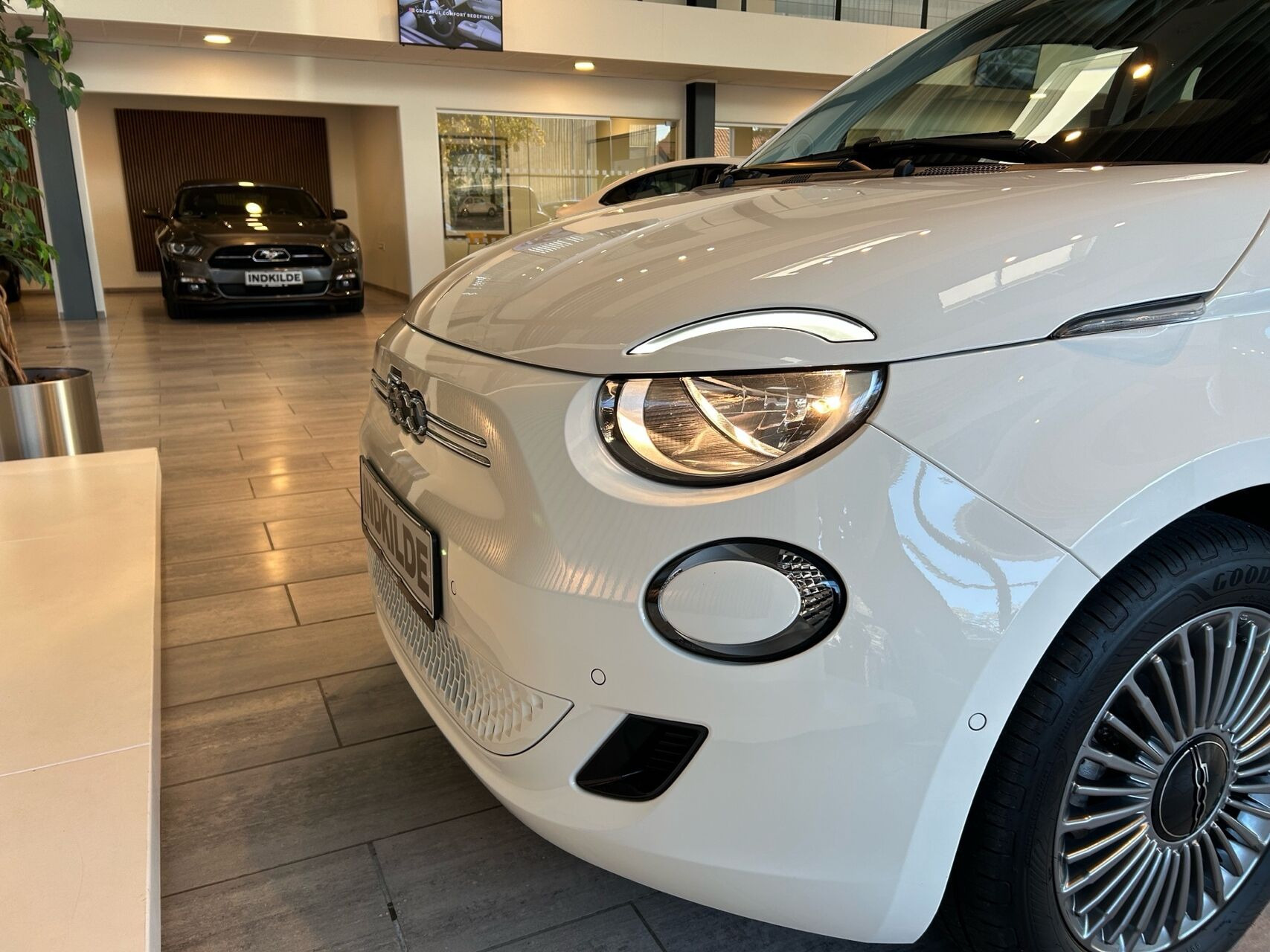 Hvid Fiat 500e fra 2024
