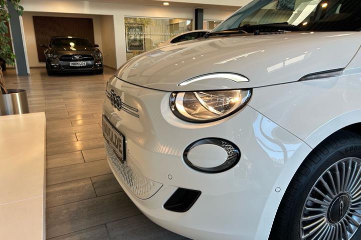 Hvid Fiat 500e fra 2024