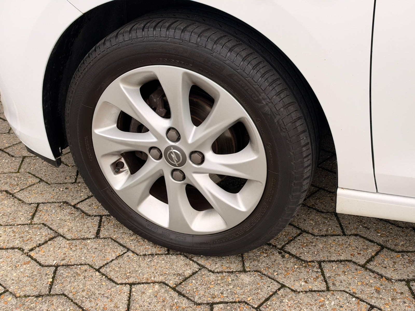 Hvid Opel Karl fra 2016