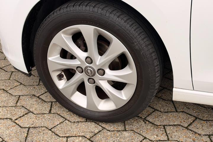 Hvid Opel Karl fra 2016