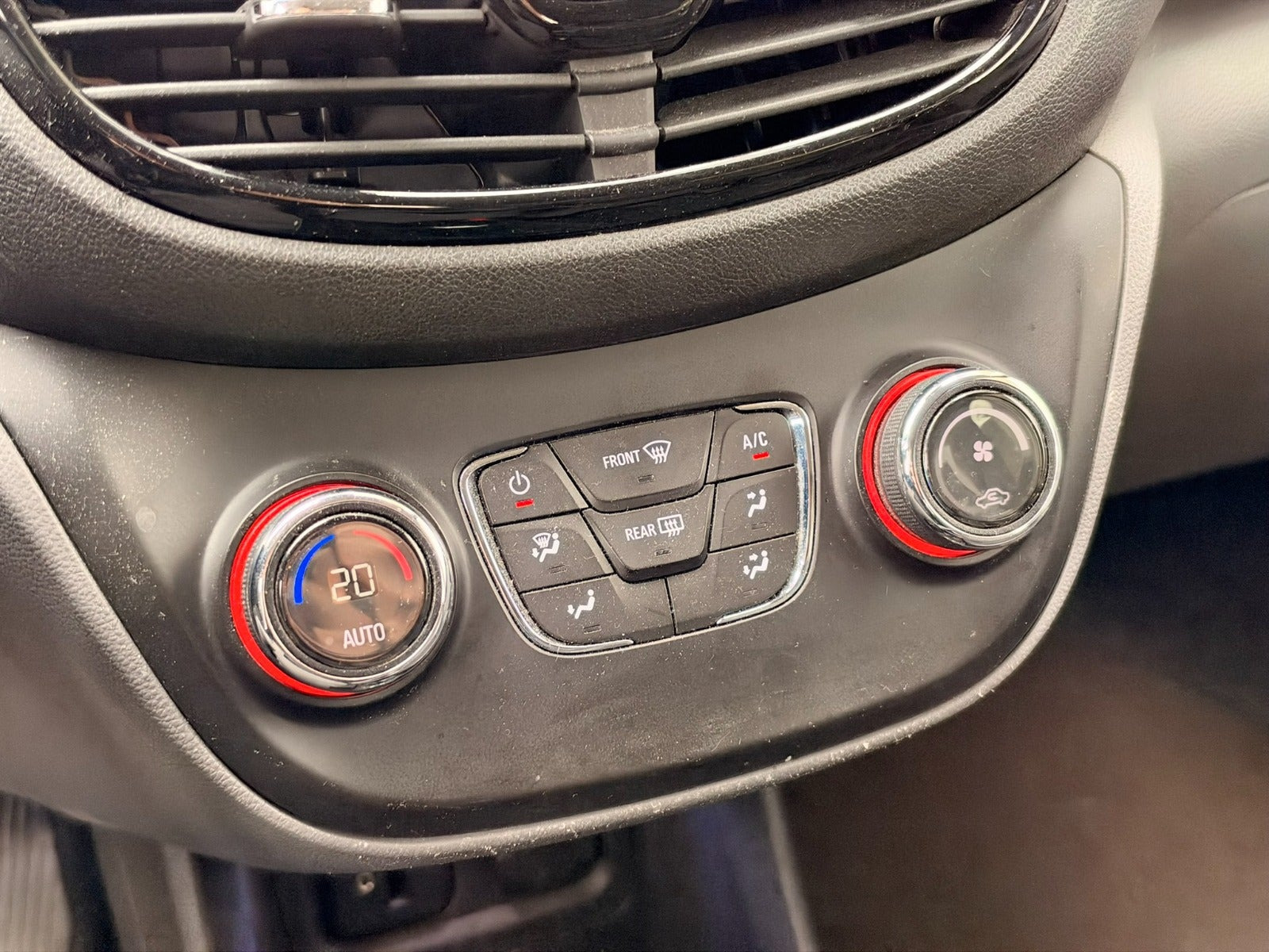 Hvid Opel Karl fra 2016