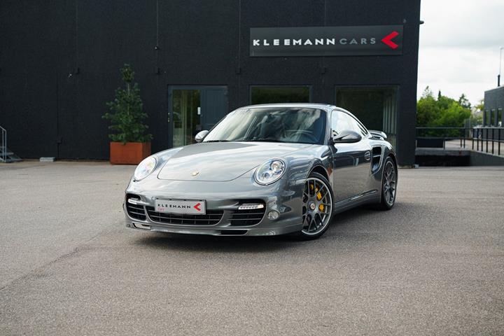 Sølv Porsche 911 Turbo S fra 2011