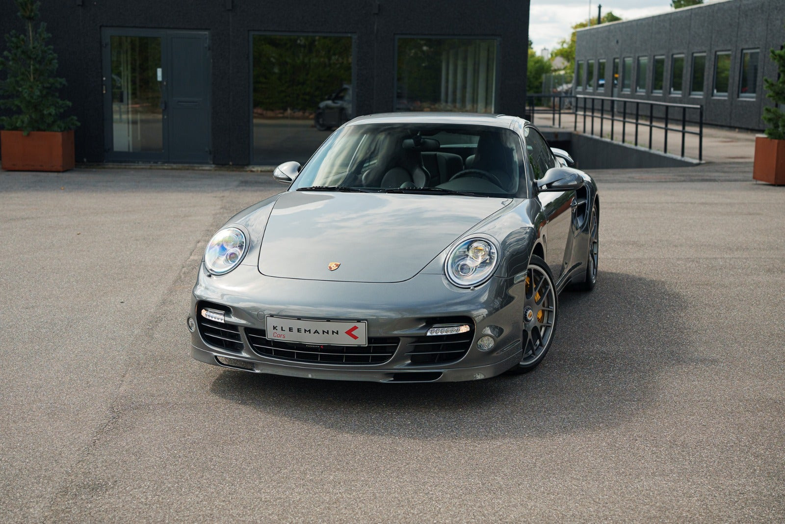 Sølv Porsche 911 Turbo S fra 2011