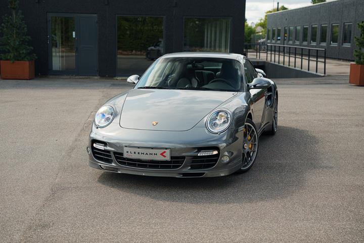 Sølv Porsche 911 Turbo S fra 2011