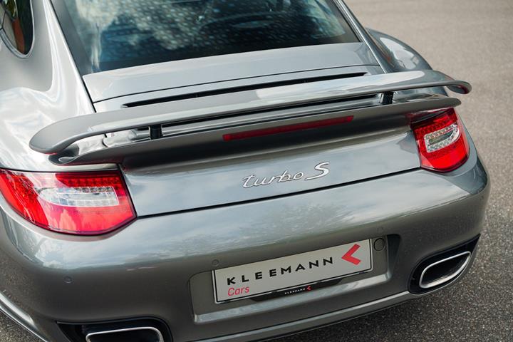 Sølv Porsche 911 Turbo S fra 2011