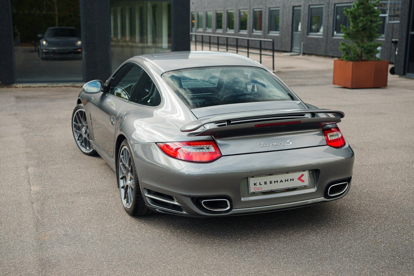 Sølv Porsche 911 Turbo S fra 2011