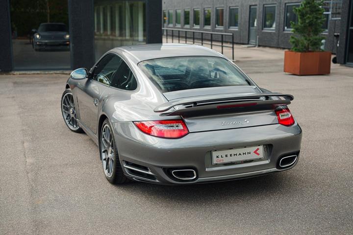 Sølv Porsche 911 Turbo S fra 2011