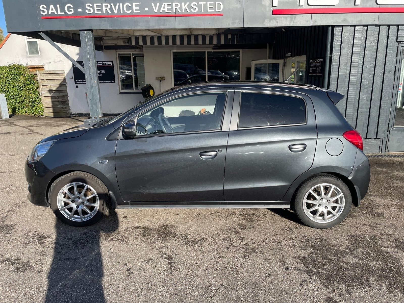 Grå Mitsubishi Space Star fra 2015