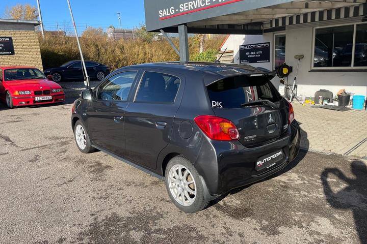 Grå Mitsubishi Space Star fra 2015