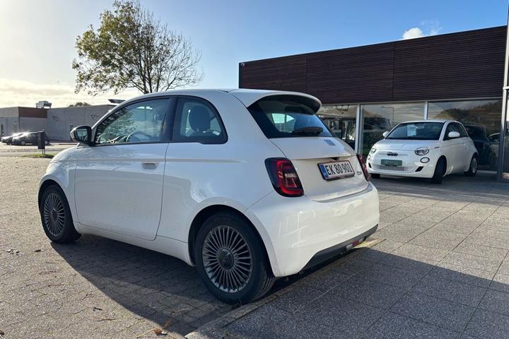 Hvid Fiat 500e fra 2022