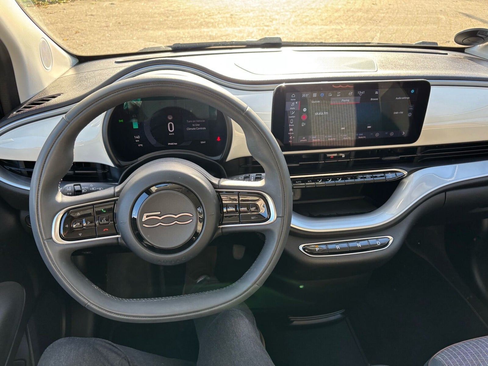 Hvid Fiat 500e fra 2022
