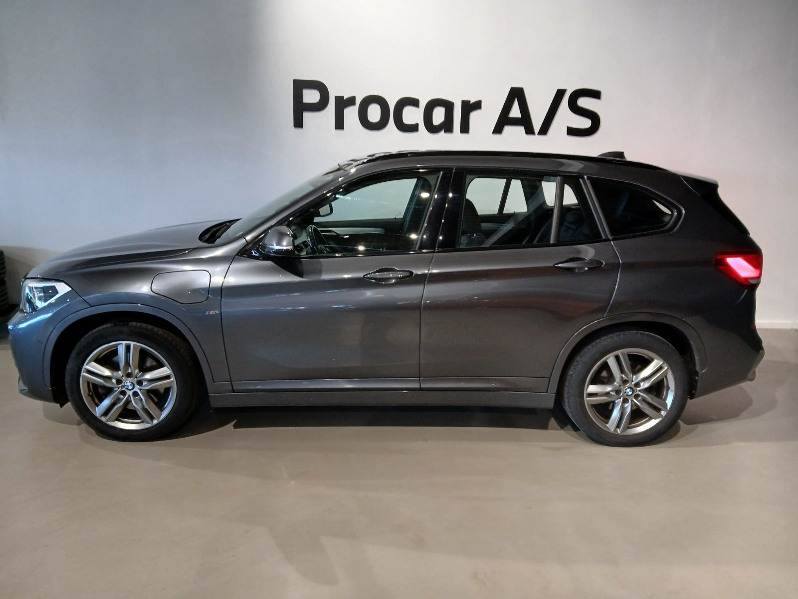 Grå BMW X1 fra 2022