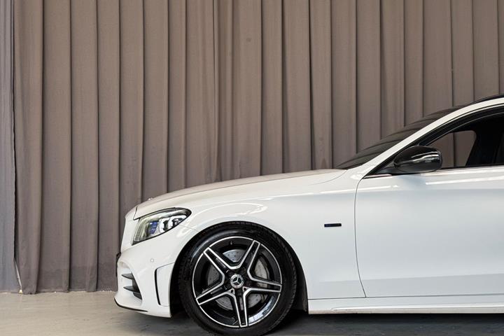 Hvid Mercedes C300 de fra 2021