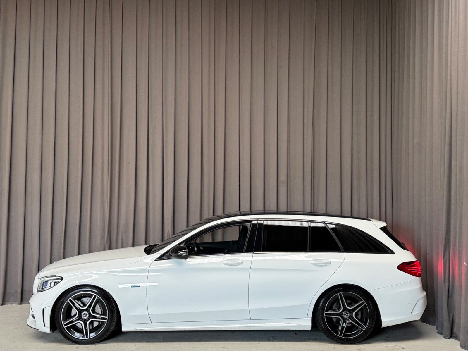 Hvid Mercedes C300 de fra 2021