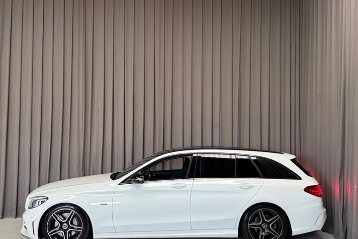 Hvid Mercedes C300 de fra 2021
