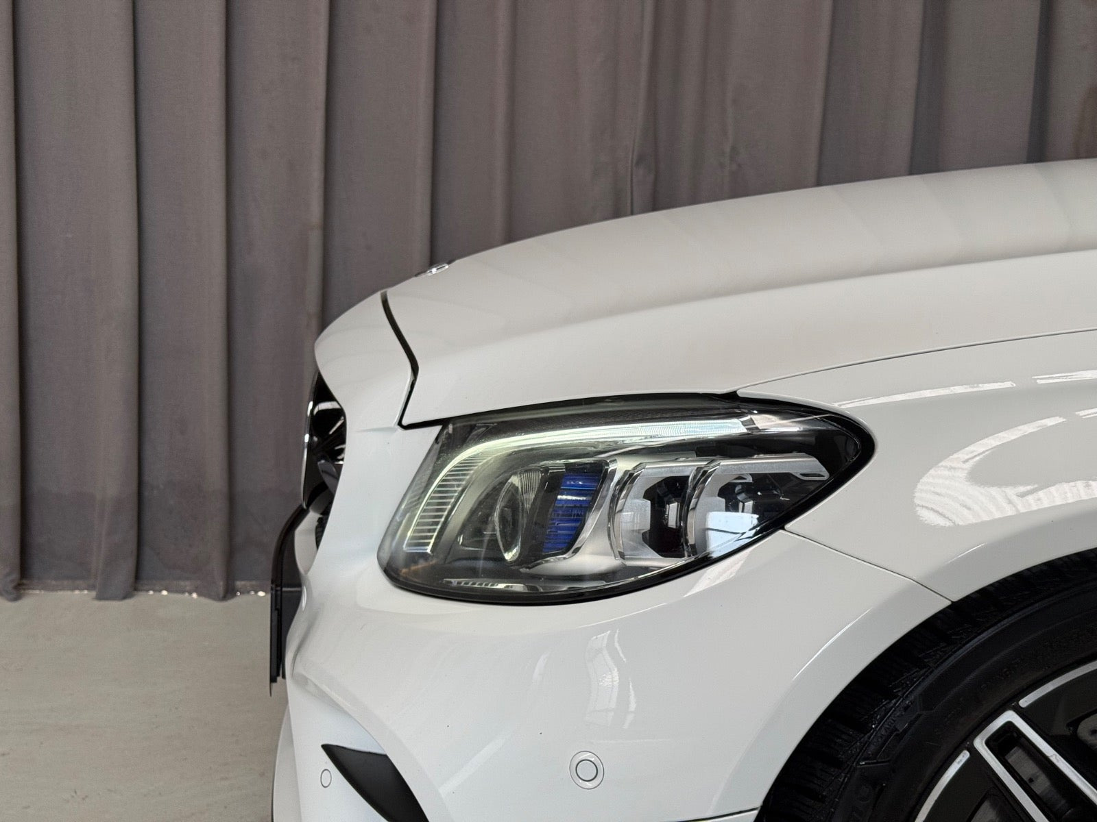 Hvid Mercedes C300 de fra 2021