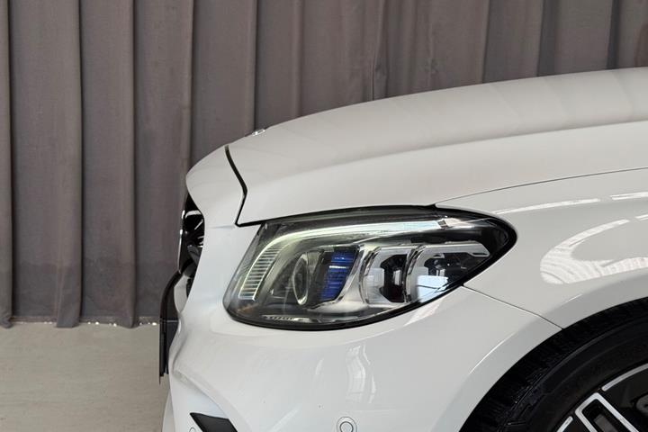 Hvid Mercedes C300 de fra 2021
