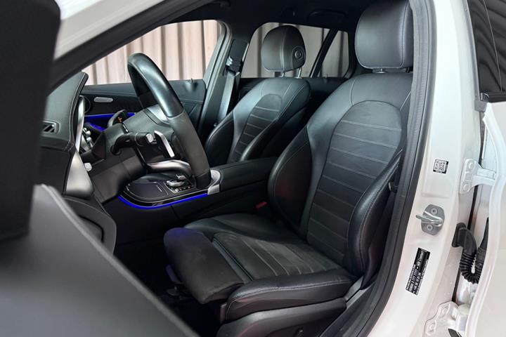 Hvid Mercedes C300 de fra 2021