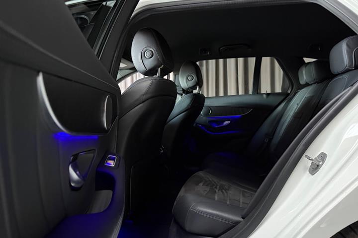 Hvid Mercedes C300 de fra 2021