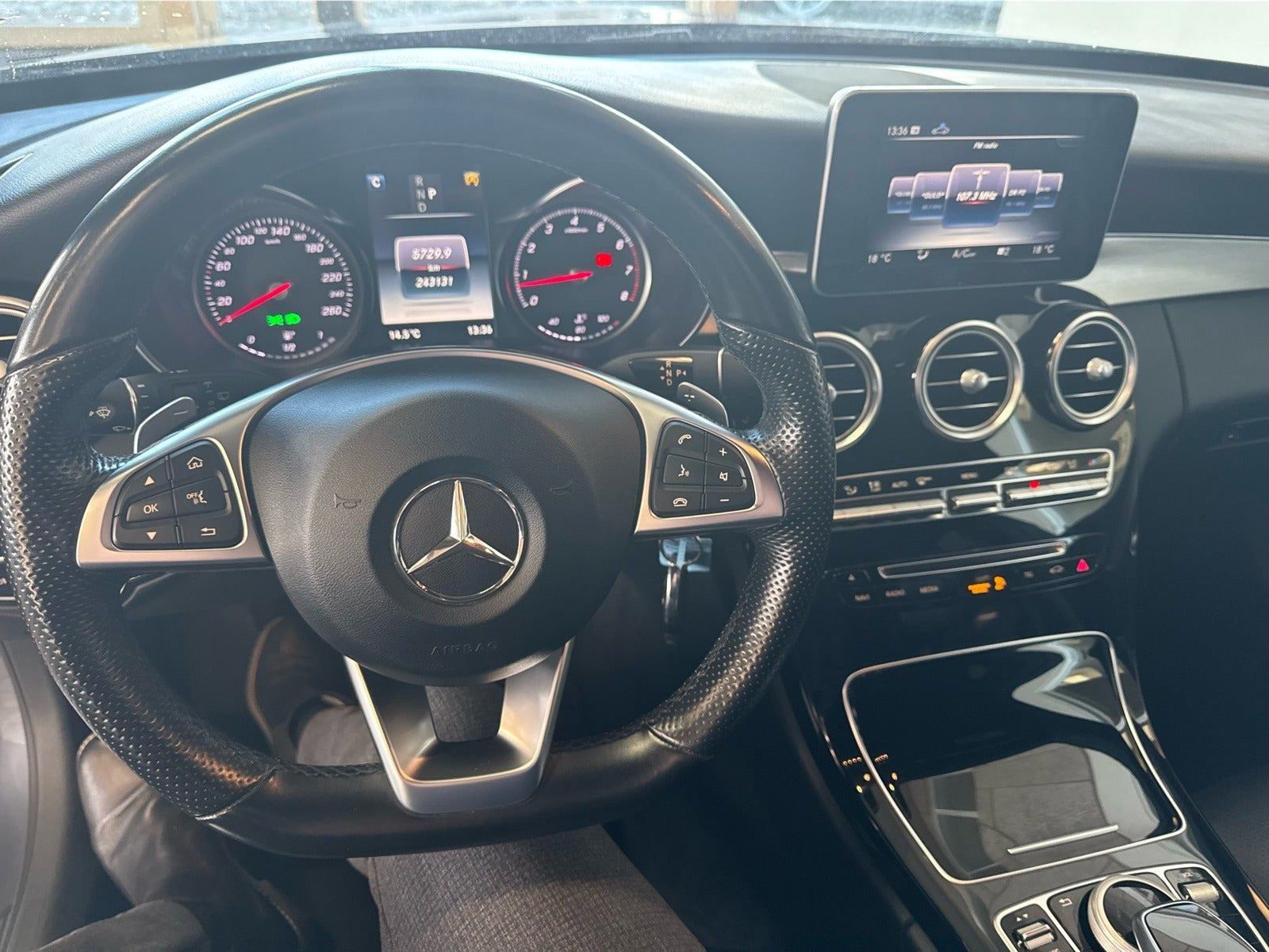 Grå Mercedes C200 fra 2016