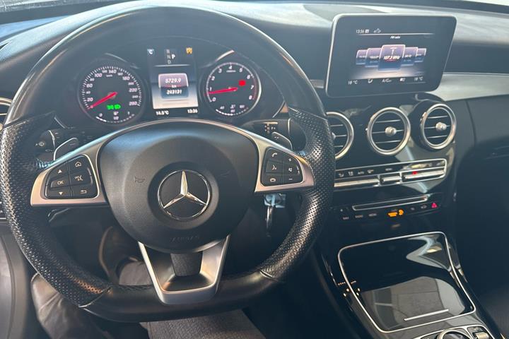 Grå Mercedes C200 fra 2016